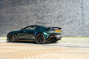Aston Martin V12 Vantage (Pentland Green with Trophy Gold)