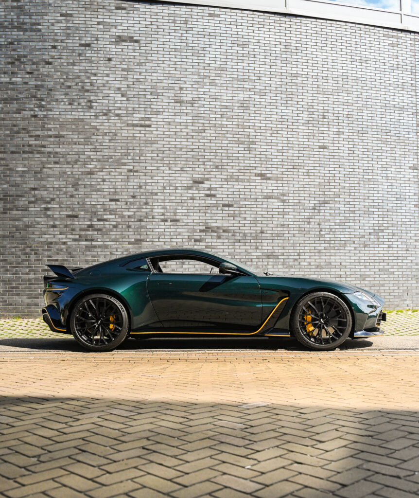 Aston Martin V12 Vantage (Pentland Green with Trophy Gold)