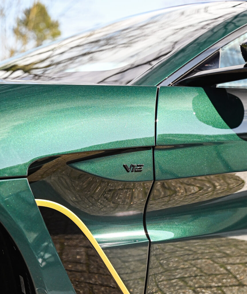 Aston Martin V12 Vantage (Pentland Green with Trophy Gold)