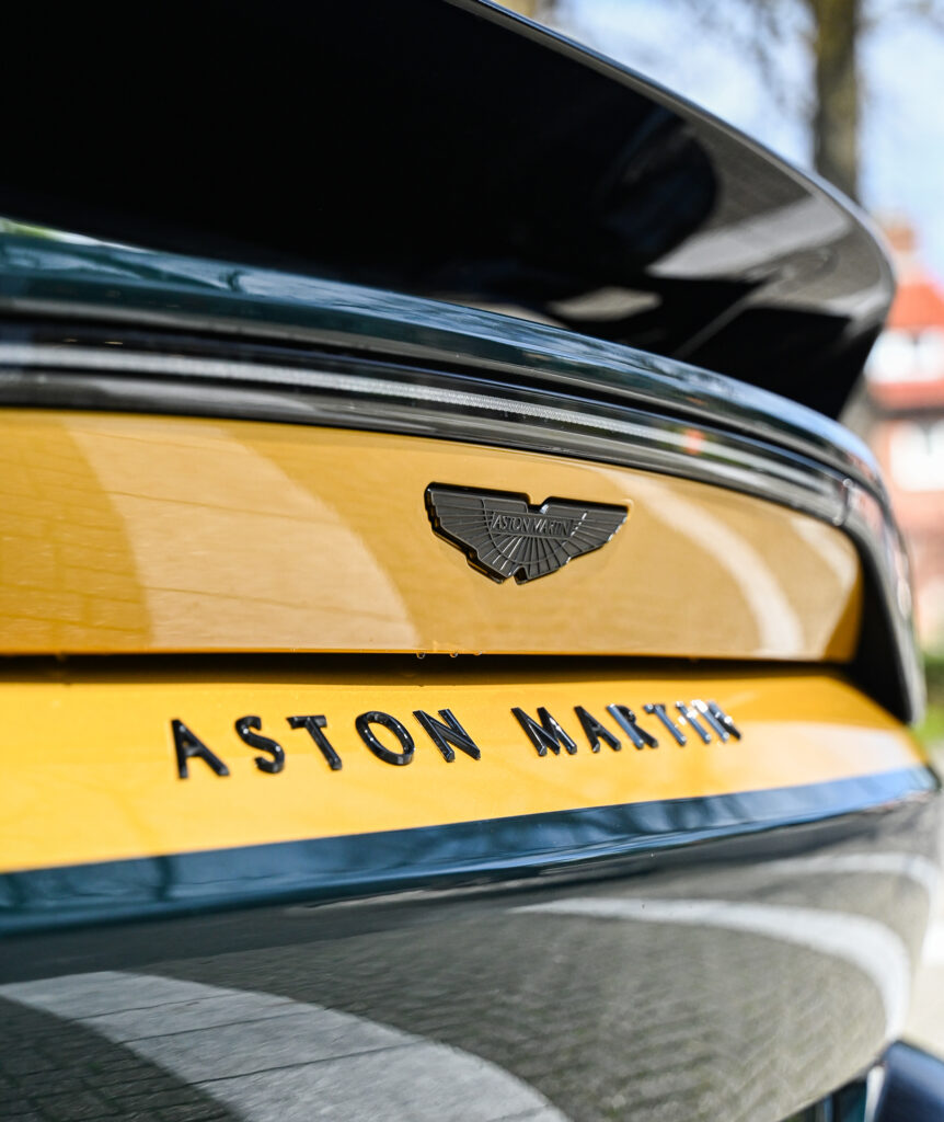 Aston Martin V12 Vantage (Pentland Green with Trophy Gold)